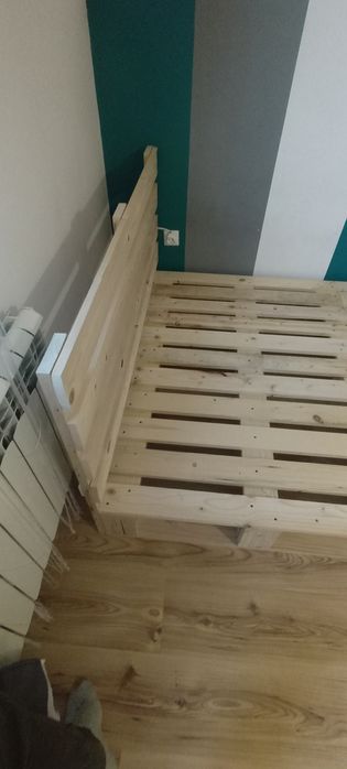 Łóżko z palet, podświetlane