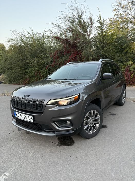Продам свій автомобіль Jeep Cheeroke 2019