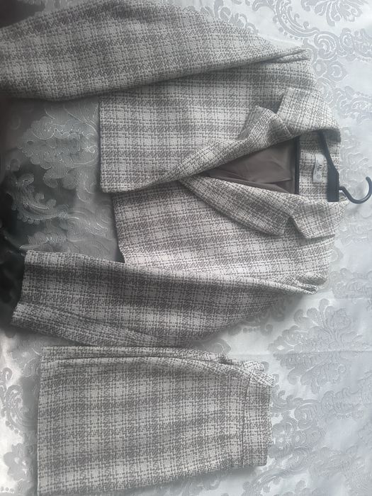 Жіночий костюм: піджак + спідниця, сірий, класичний