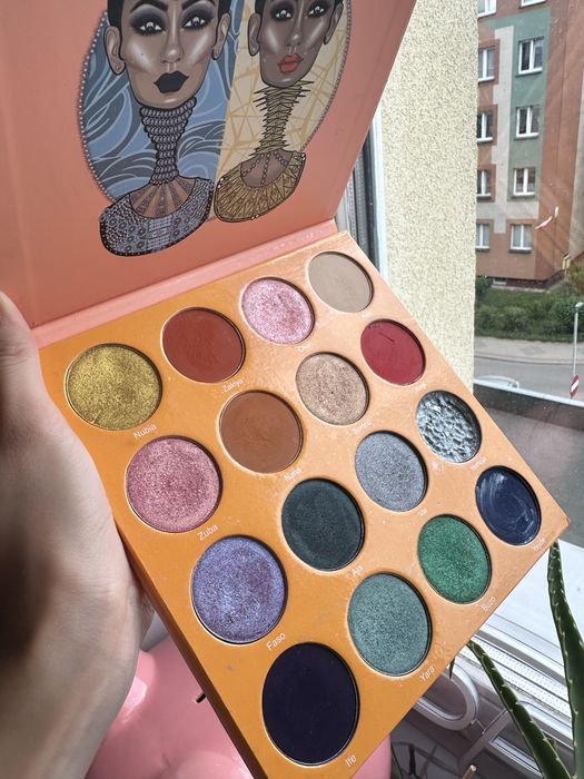 Duża paleta cieni do powiek The magic by Juvia’s