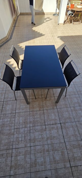 Mesa de cozinha com cadeiras