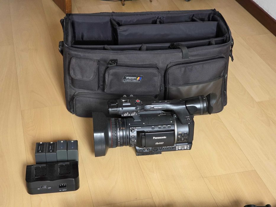 Camera Panasonic Profissional P2HD com mala, tripé, baterias e cartões