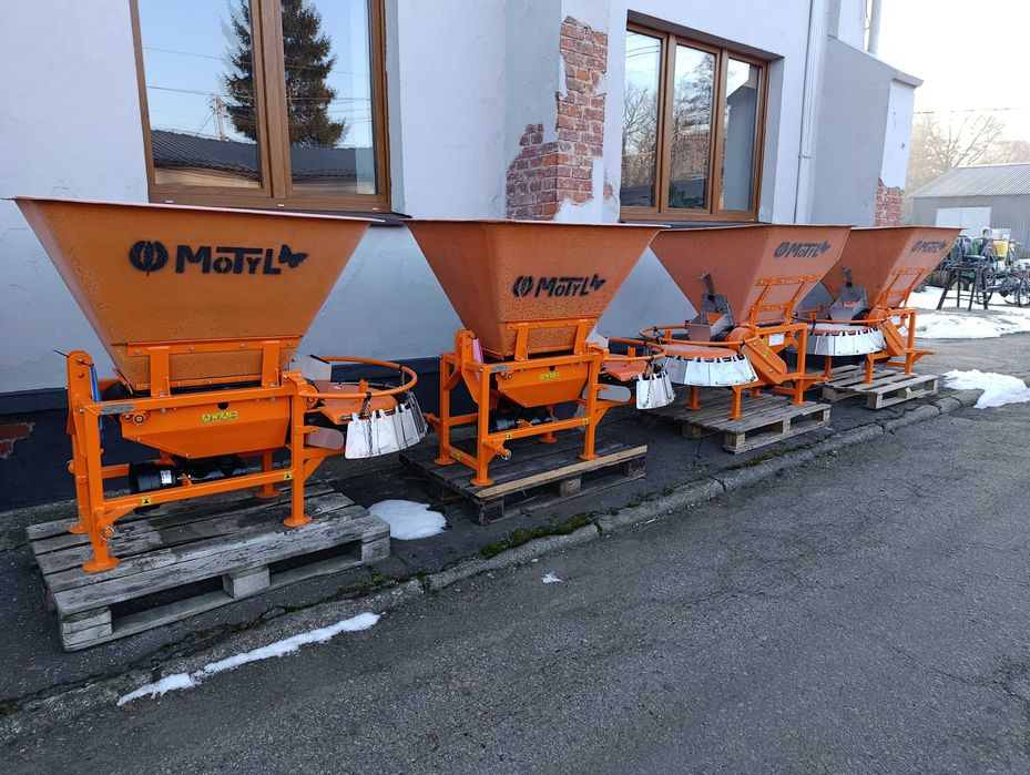 Rozsiewacz MOTYL POM Augustów piaskarka posypywarka solarka piasku sól