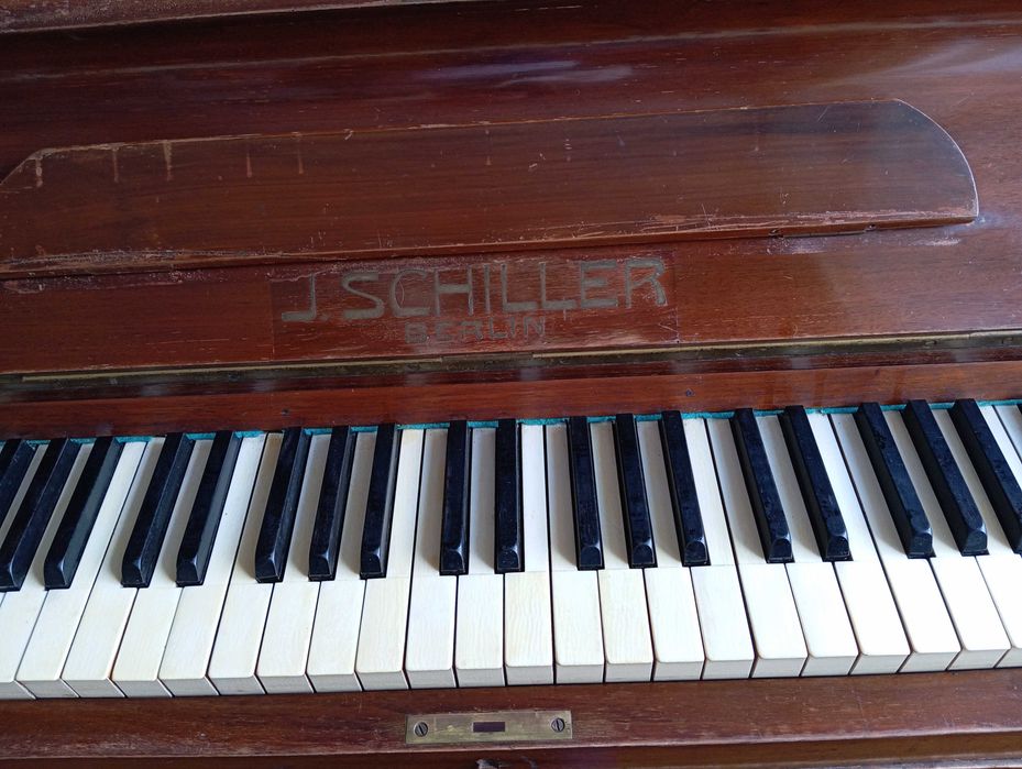 zabytkowe pianino J. Schiller