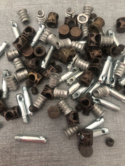 Várias peças parafusos e outros peças novas