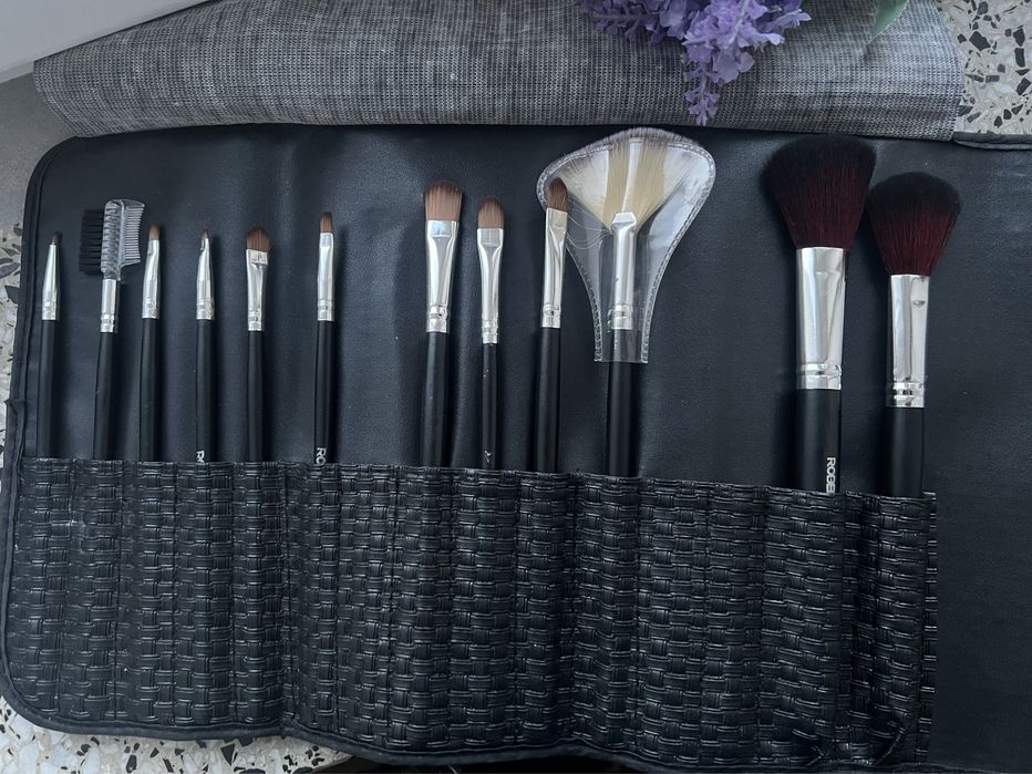 Zestaw pędzli do makijażu w etui roberto giovann
