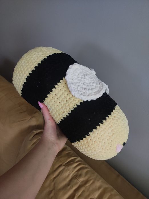 Duża żółta pszczółka zrobiona na szydełku diy handmade