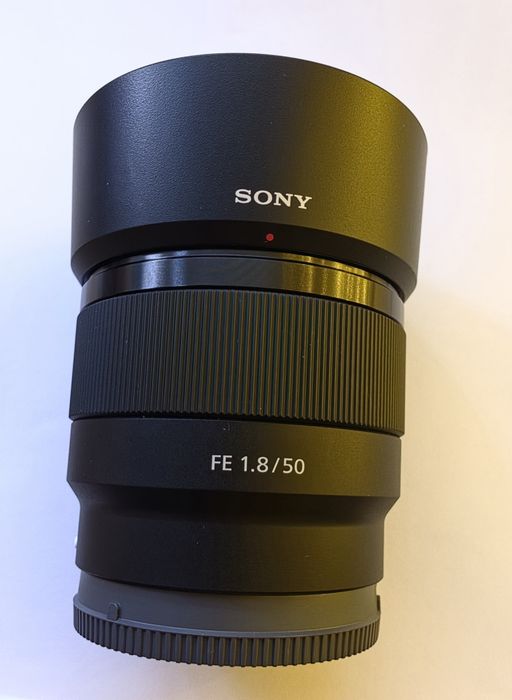 Lente Sony FE 50 F 1.8 com para sol