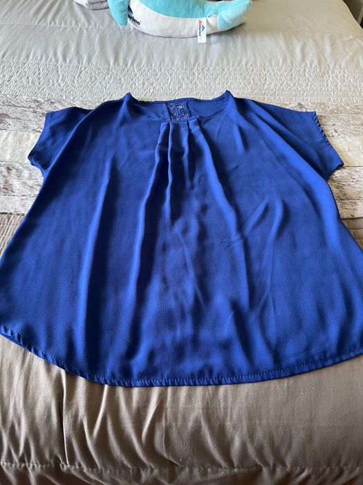 Off-shoulder blouse with lace appliqué on the back