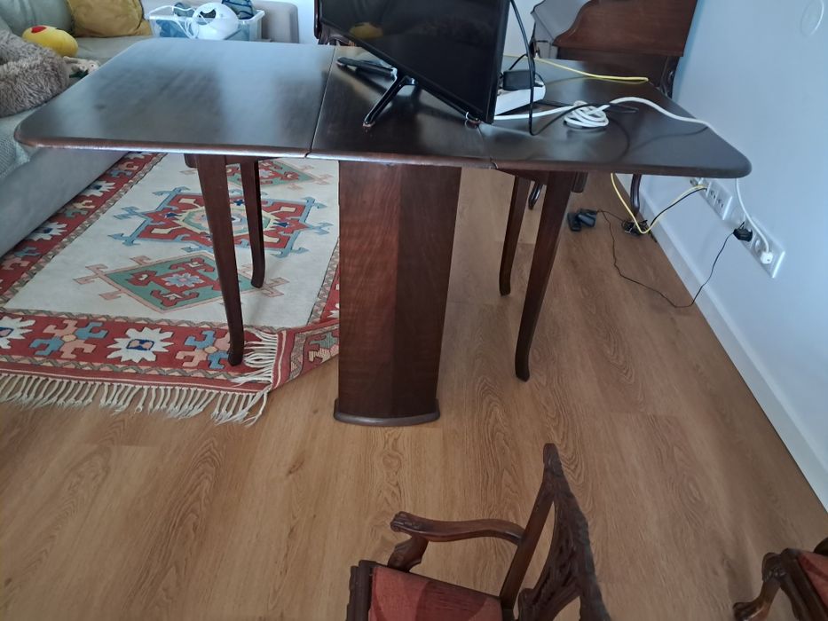 Mesa antiga em nogueira