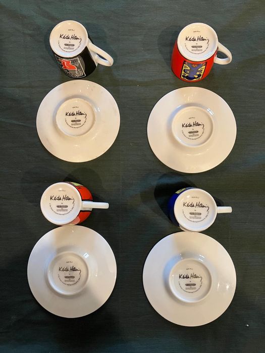 Chavenas de cafe com prato