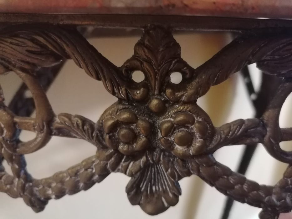 Bonita credência metal com tampo pedra mármore rosa como nova
Se encon