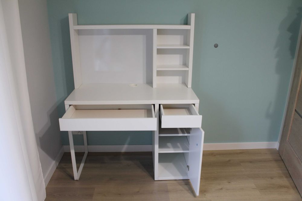 Biurko Ikea z serii Micke z nadstawką