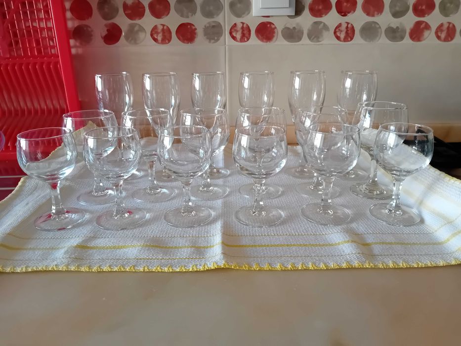 18 copos de vidro de pé alto