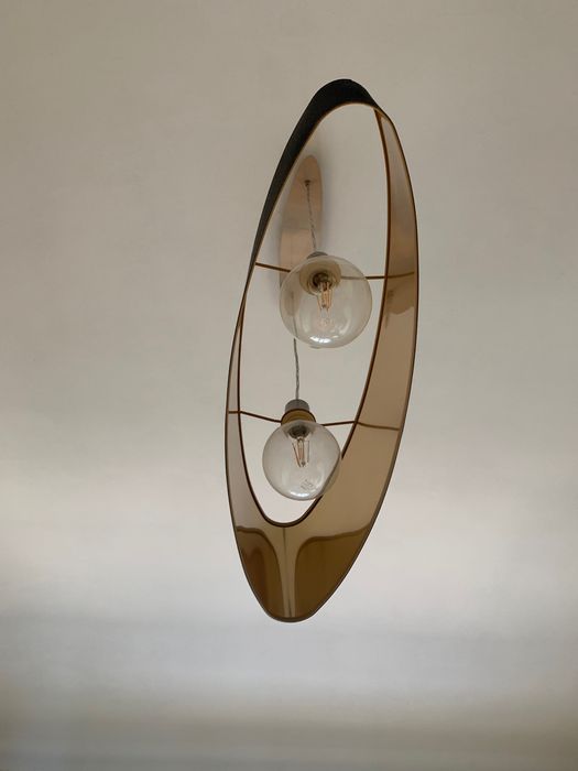 Candeeiro de teto preto com interior dourado