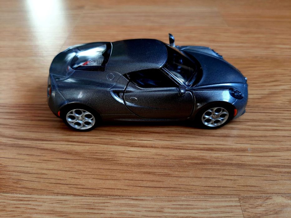 Машинка колекційна Alfa Romeo 4C, металева. Kinsmart.