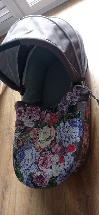 Gondola Valco Snap z motywem kwiatów