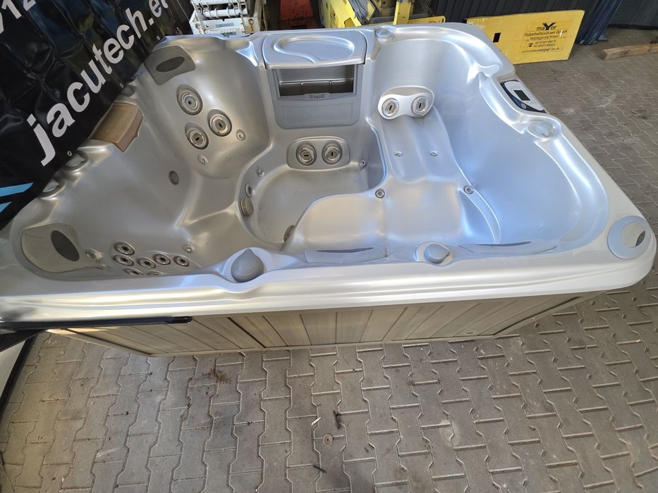 Jacuzzi dzakuzi ogrodowe taras ogrod caloroczne ocieplone sundance spas Marin