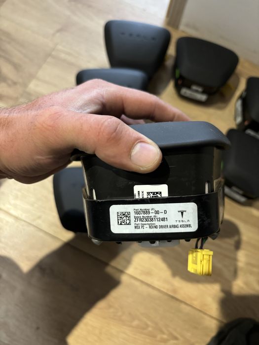 Подушка безперки в кермо Tesla X,S 2021+