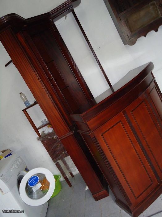 Bar Redondo em Mogno