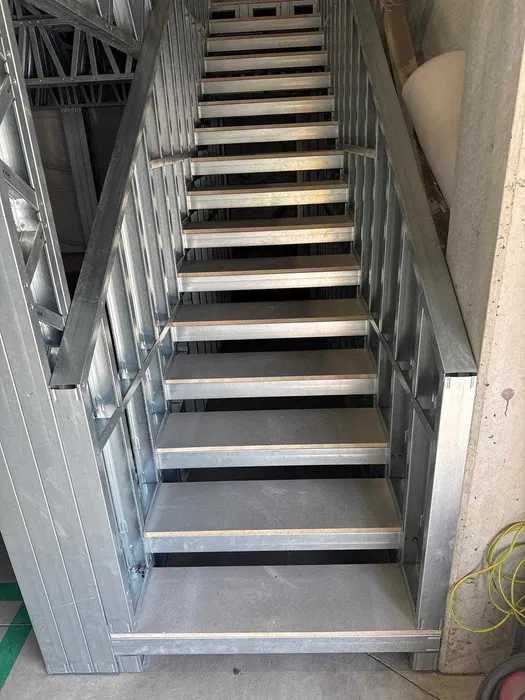 Płyta cementowo wiórowa konstrukcyjna, niepalna, struktura betonu, loft