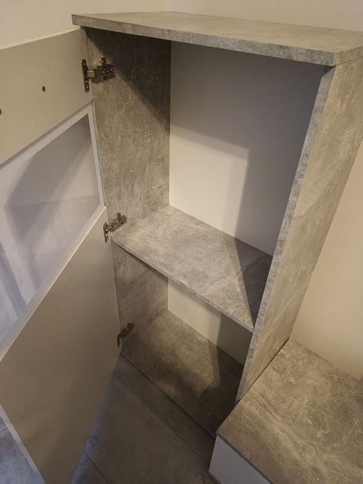 Zestaw mebli do salonu z witrynami biel+ jasny beton
