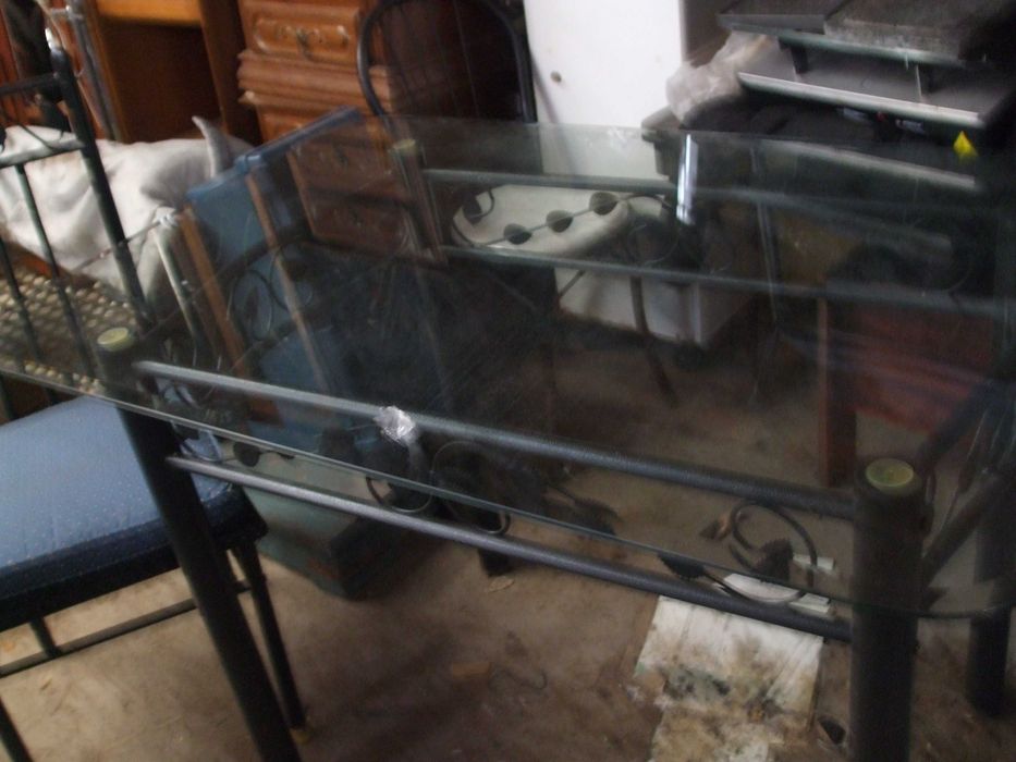 Mesa com tampo de vidro  1,20x75 cm + 2 cadeiras