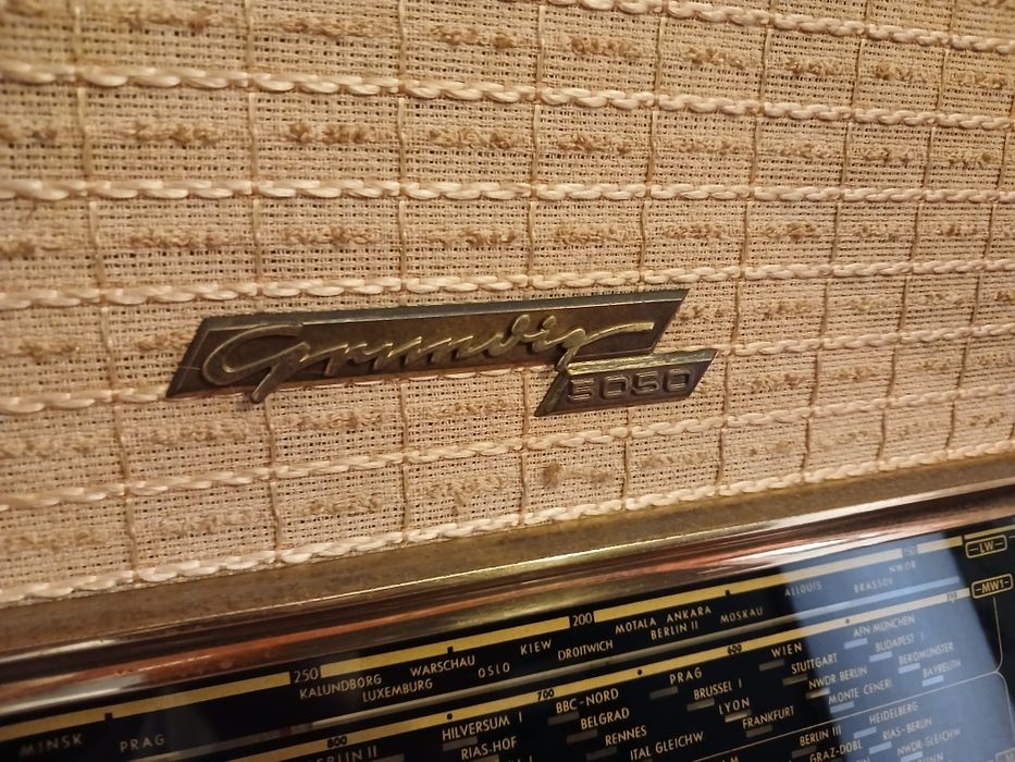 Rádio Grundig 5050 W com móvel