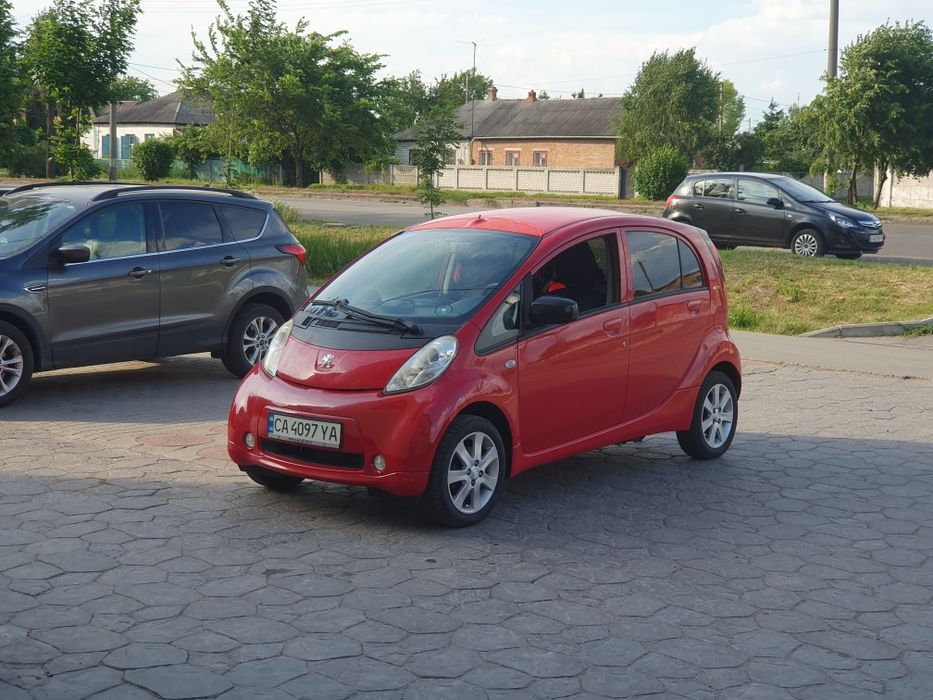 Єлектромобіль Pegout iOn 2011 року на 150 км