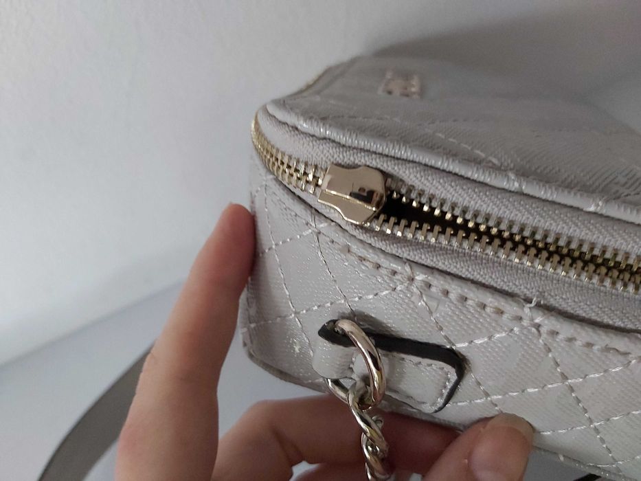 SP Torebka GUESS nowa beżowa monogram listonoszka torba klasyczna