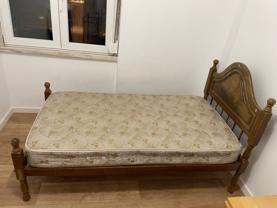 Cama solteiro de madeira maciça com colchão