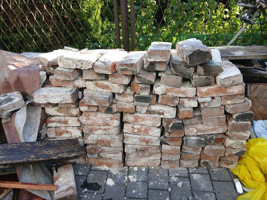 Cegły z rozbiórki.