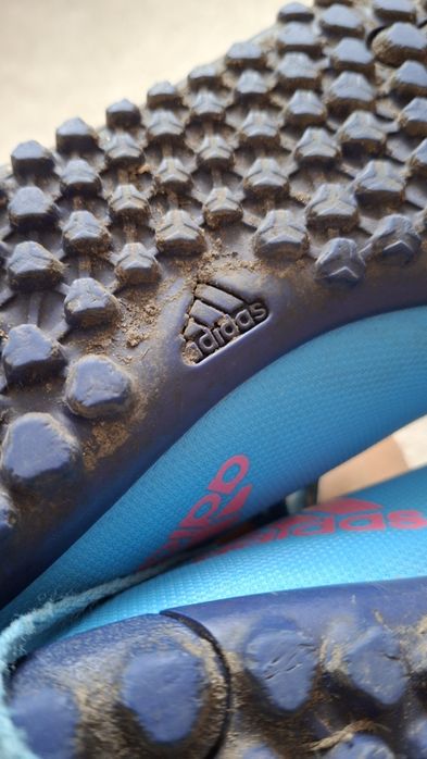 Halówki. Buty do piłki noznej