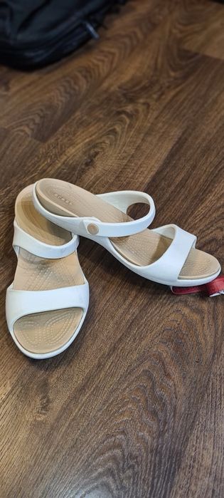 CROCS klapki kremowe beżowe szersza stopa 8W