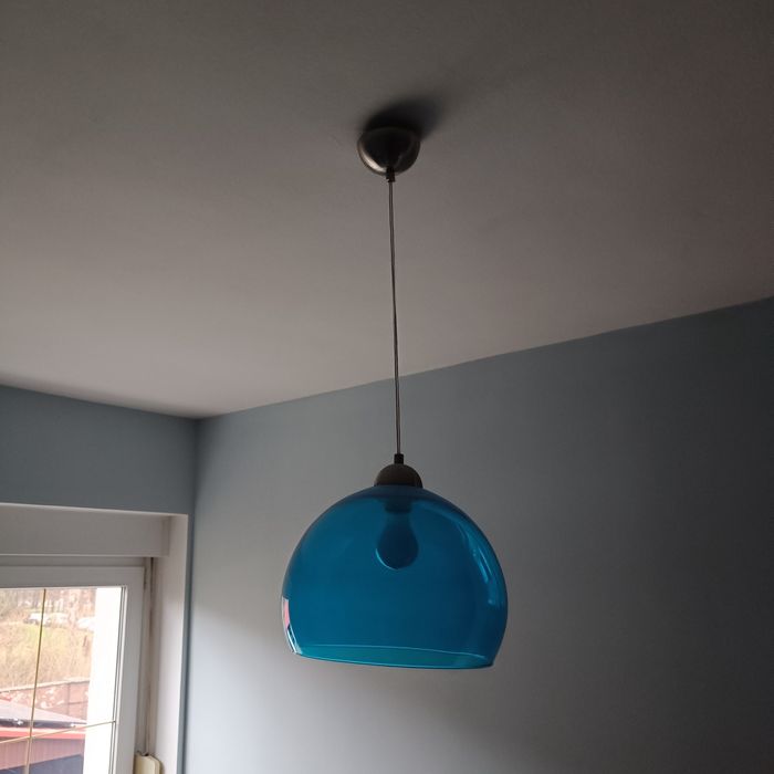 Lampa wisząca z niebieskim kloszem