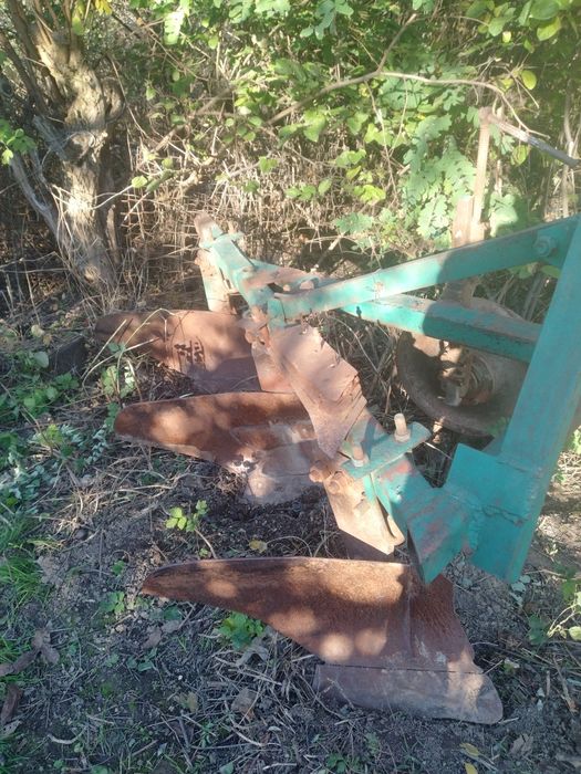 Продаю плуг трьох корпусний