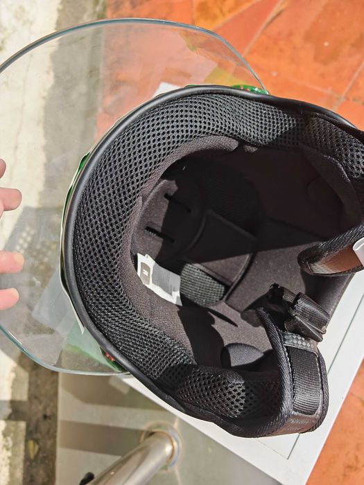 Capacete em bom estado, pode tirar autocolantes