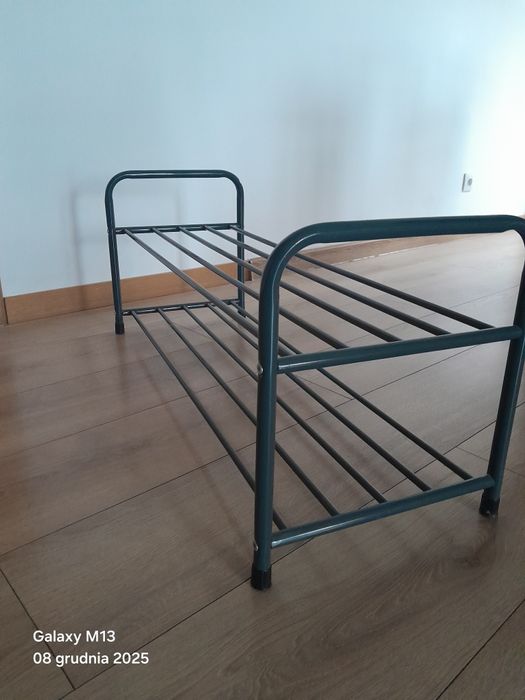 Metalowy regał na buty