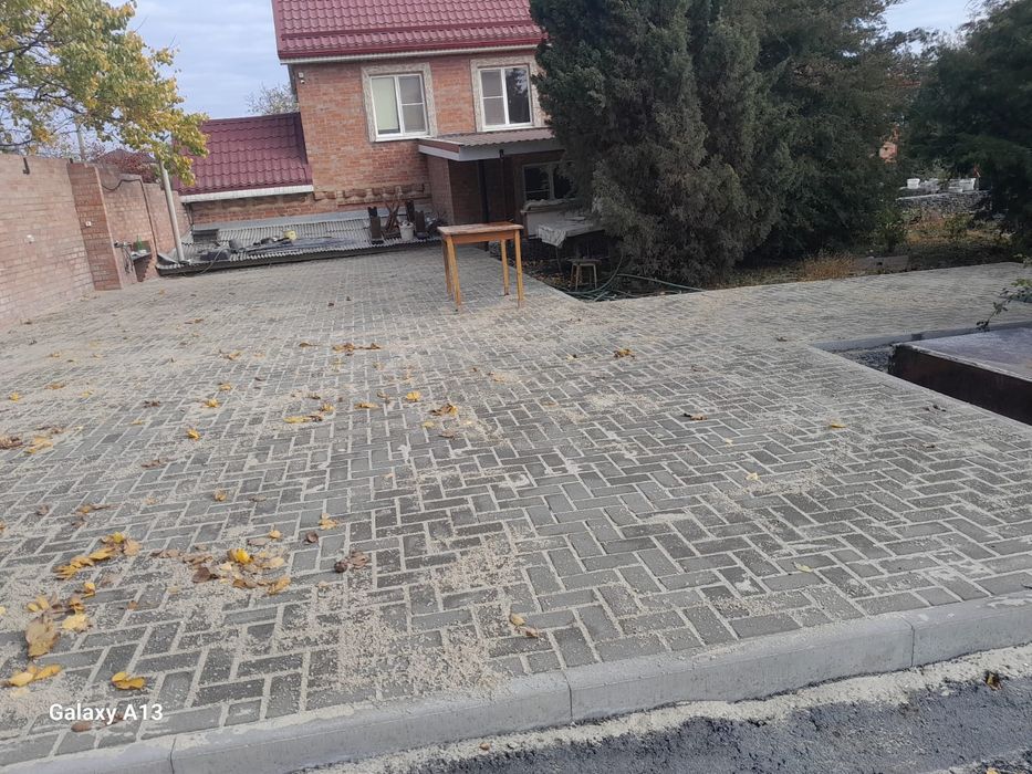 Укладання тротуарної плитки в дворах, на кладовищі