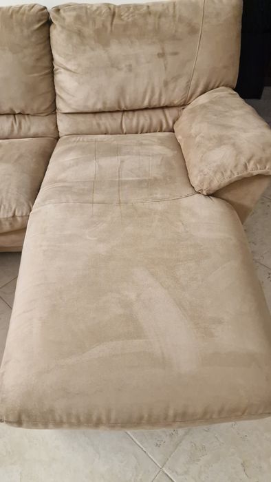 Sofá chaise long com 3 lugares e puff grande