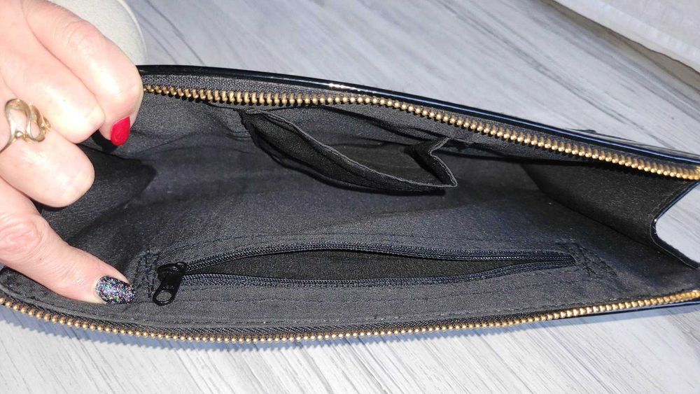 Torebka kopertowa czarna lakierowana złoty zamek kopertówka jak nowa