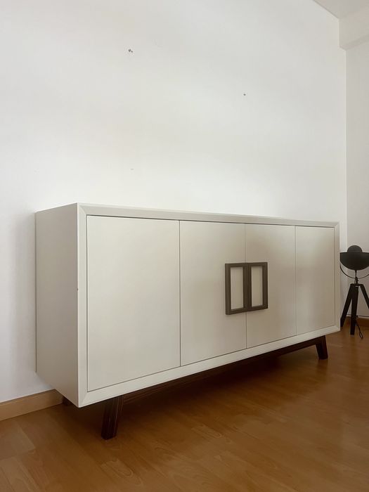 Aparador de Design Moderno – Branco e Madeira
