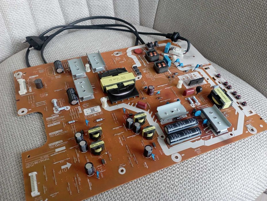 Płyta główna, zasilacz, t-con i inne do telewizora Panasonic