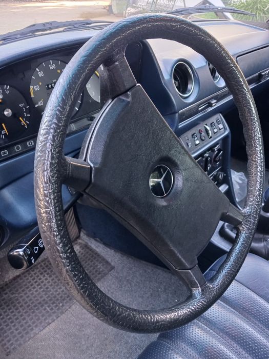 Mercedes 300d W123 reservado