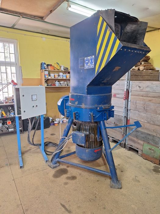 Młyn młynek kruszarka rozdrabniarka do tworzyw  z silnikiem 45 kw