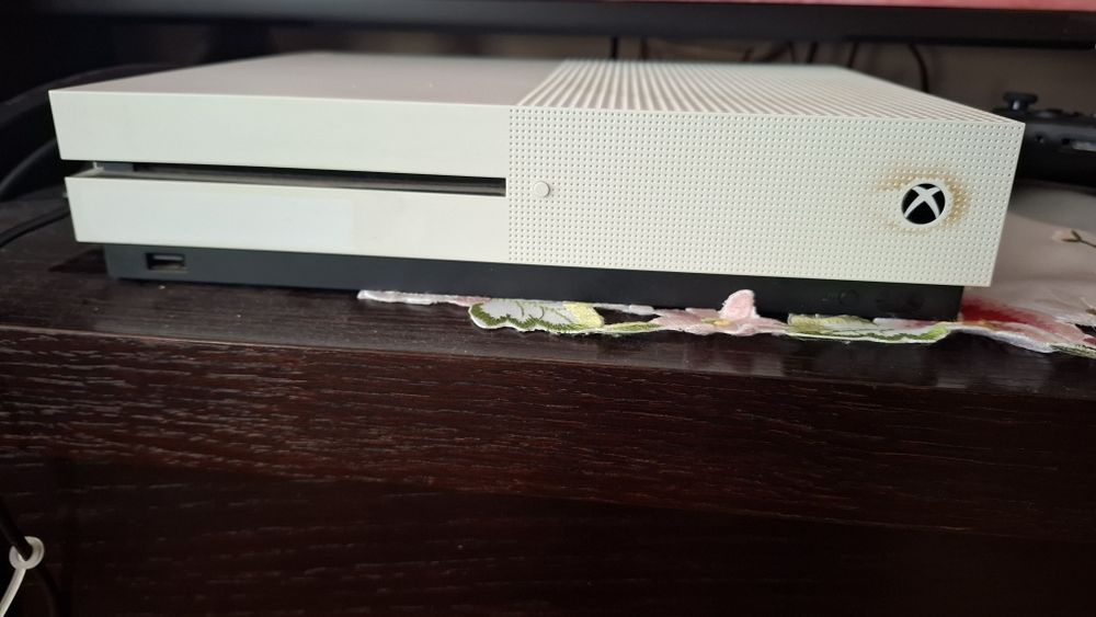 Konsola Xbox One S + Nowy Model Pada (Series X/S) + Gra FC 24 PL – Super Zestaw!