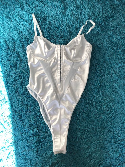 Bialy bielizniane body wyszczuplajace w bardzo dobrym stanie