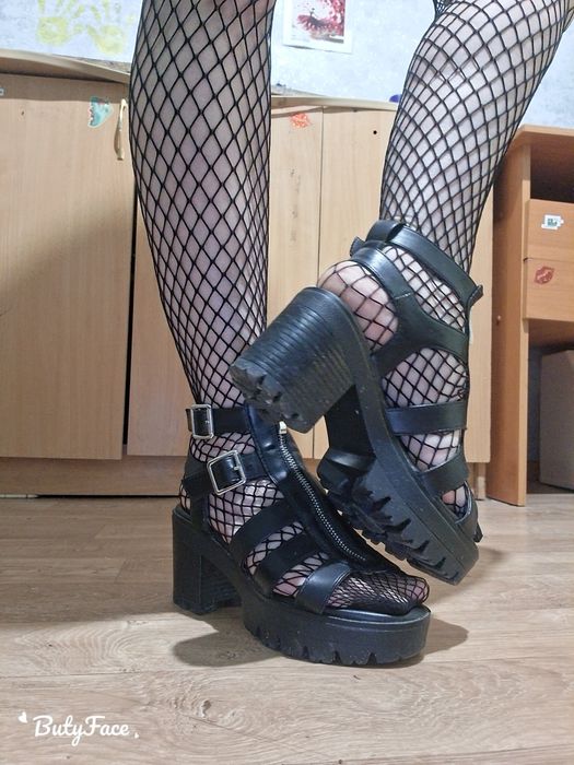 Продам босоніжки.
