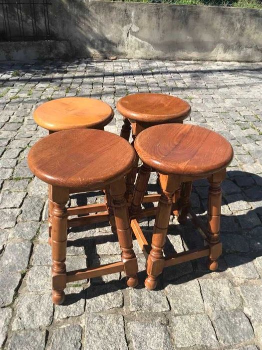 Cadeiras e bancos em madeira