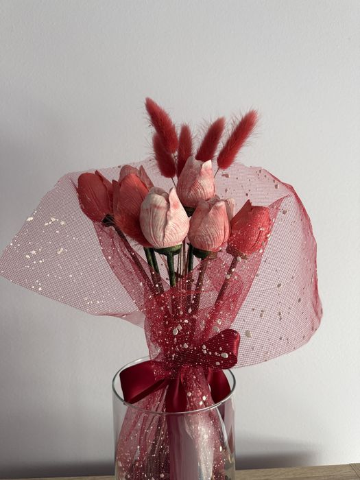 Ramo de tulipas vermelhas em gesso